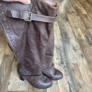 Tall, heeled brown boots size 8